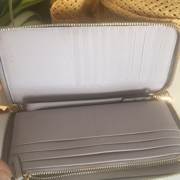 Tory Burch Emerson zip passport wallet - Picture 4 of 5